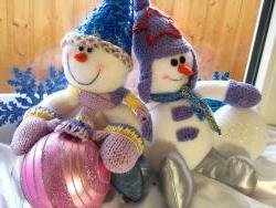 snowmen_sitting_couple_christmas_decorations_balls_holiday_christmas_41926_h.jpg